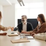 Een team van sales professionals bespreekt strategieën voor recruitment marketing in een moderne kantooromgeving.