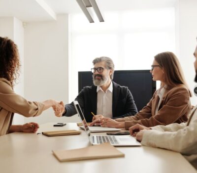 Een team van sales professionals bespreekt strategieën voor recruitment marketing in een moderne kantooromgeving.