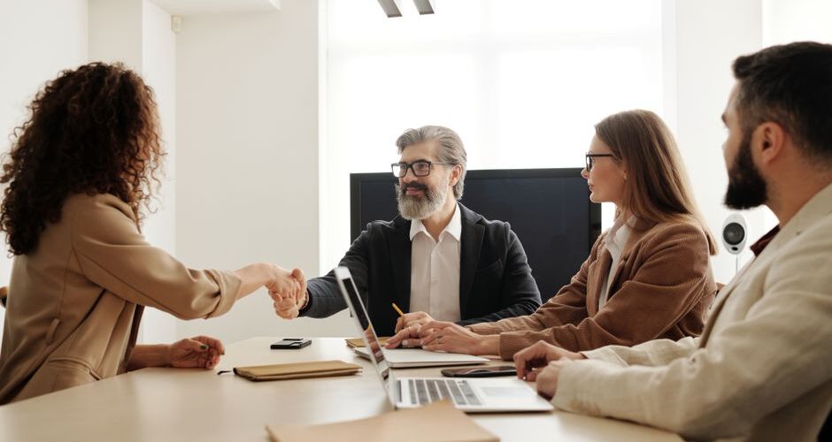 Een team van sales professionals bespreekt strategieën voor recruitment marketing in een moderne kantooromgeving.
